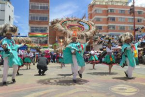 Conjunto Universitario Suri UTO celebra 39 años de danza y cultura en Oruro