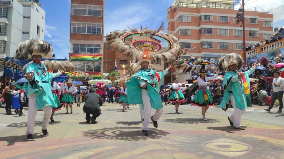 Conjunto Universitario Suri UTO celebra 39 años de danza y cultura en Oruro