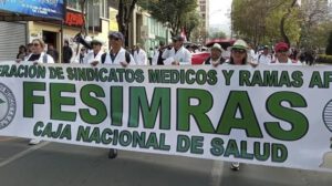 Médicos de Santa Cruz en huelga por salarios adeudados