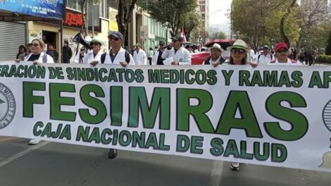 Médicos de Santa Cruz en huelga por salarios adeudados