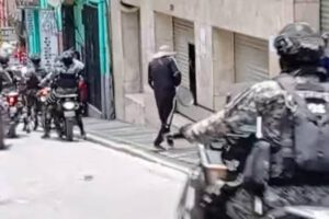 Policía dispersa marchistas evistas en plaza Murillo