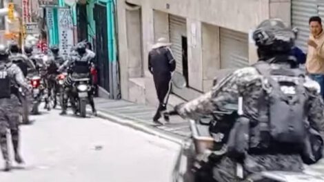 Policía dispersa marchistas evistas en plaza Murillo