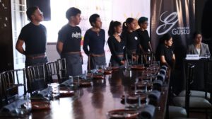 Graduación de jóvenes del programa Boot Camps del restaurante Gustu
