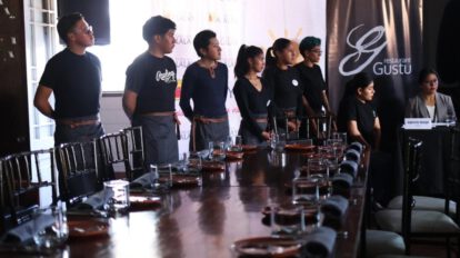 Graduación de jóvenes del programa Boot Camps del restaurante Gustu
