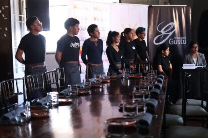 Graduación de jóvenes del programa Boot Camps del restaurante Gustu