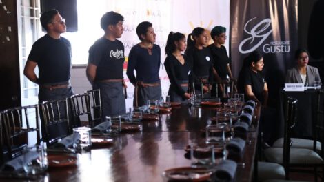 Graduación de jóvenes del programa Boot Camps del restaurante Gustu
