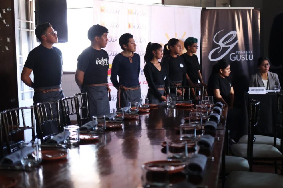 Graduación de jóvenes del programa Boot Camps del restaurante Gustu