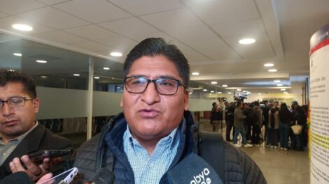 Aprobación de créditos por el diputado Andrés Flores