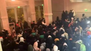 Inmigrantes en situación irregular ocupan teatro parisino