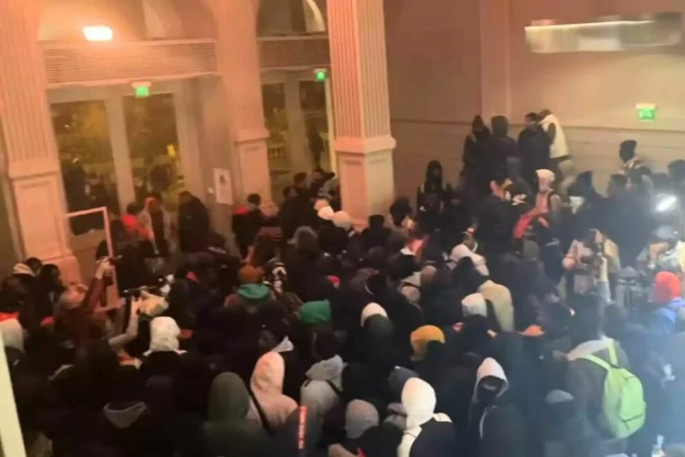 Inmigrantes en situación irregular ocupan teatro parisino