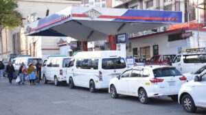 Filas en estaciones de servicio en Cochabamba, Santa Cruz y La Paz