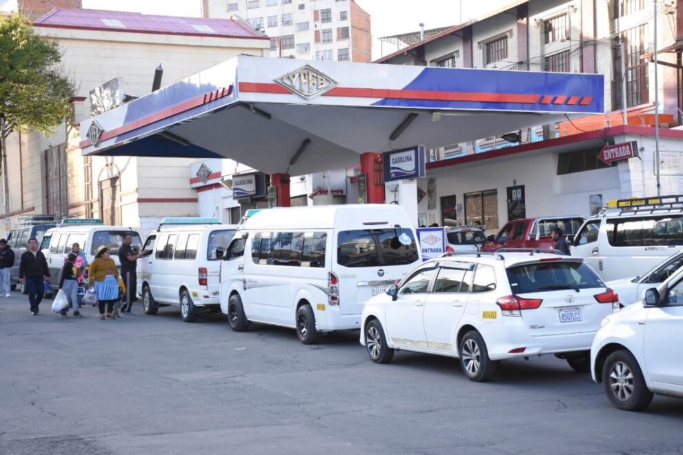Filas en estaciones de servicio en Cochabamba, Santa Cruz y La Paz