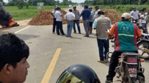 bloqueo de carreteras en Santa Cruz por interculturales de San Julián