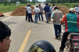 bloqueo de carreteras en Santa Cruz por interculturales de San Julián