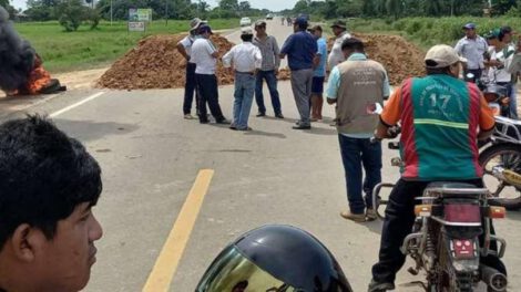 bloqueo de carreteras en Santa Cruz por interculturales de San Julián