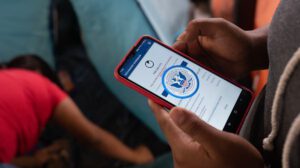 Migrante usando la aplicación CBP One en Tijuana