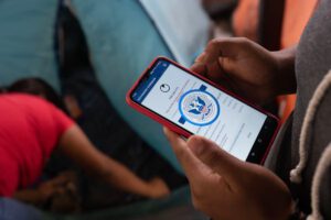 Migrante usando la aplicación CBP One en Tijuana