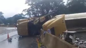Vuelco de cisterna en Villa Tunari