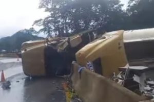 Vuelco de cisterna en Villa Tunari