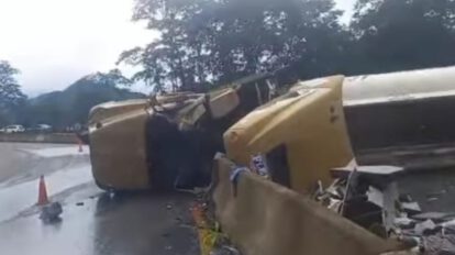 Vuelco de cisterna en Villa Tunari