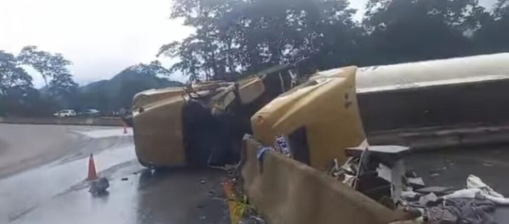 Vuelco de cisterna en Villa Tunari