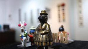Fotografía de una escultura miniatura en la exposición Alasita del Bicentenario en La Paz