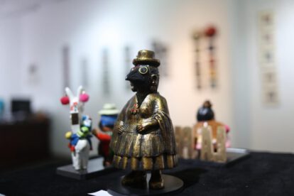 Fotografía de una escultura miniatura en la exposición Alasita del Bicentenario en La Paz