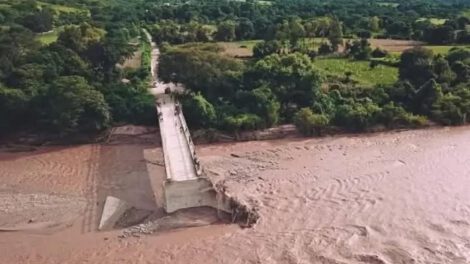 Lluvias en Chuquisaca causan destrucción del puente Monteagudo - Huacareta