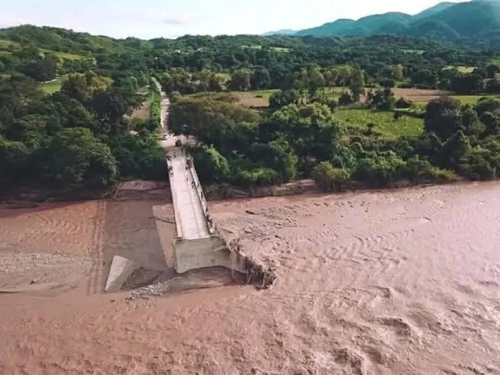 Lluvias en Chuquisaca causan destrucción del puente Monteagudo - Huacareta