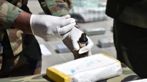 Conductor de minibús aprehendido por transportar cocaína