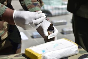 Conductor de minibús aprehendido por transportar cocaína