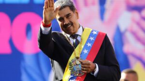 Nicolás Maduro saluda durante un acto en Caracas