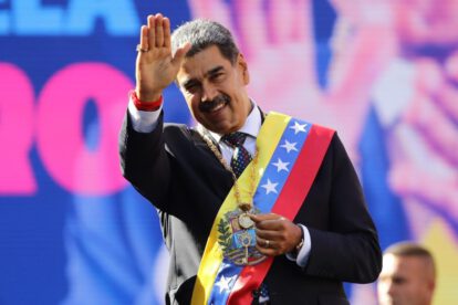Nicolás Maduro saluda durante un acto en Caracas