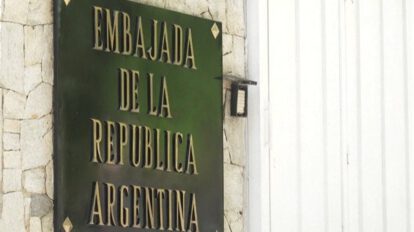 Opositores venezolanos en embajada argentina enfrentan acoso y desabastecimiento médico