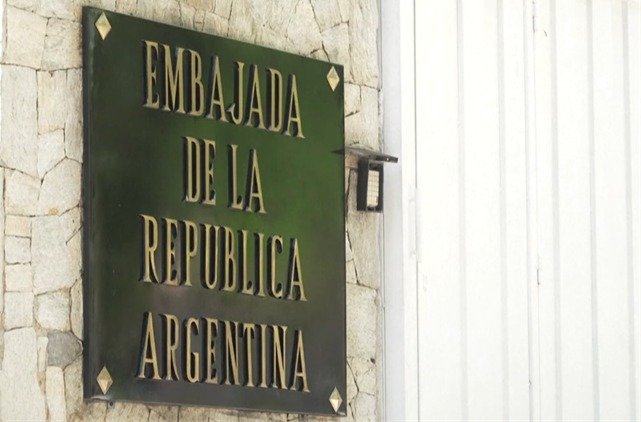 Opositores venezolanos en embajada argentina enfrentan acoso y desabastecimiento médico