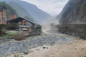 Crecida de río arrastra a mineros en Puente Villa, La Paz
