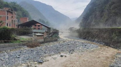 Crecida de río arrastra a mineros en Puente Villa, La Paz