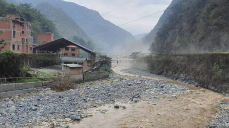 Crecida de río arrastra a mineros en Puente Villa, La Paz
