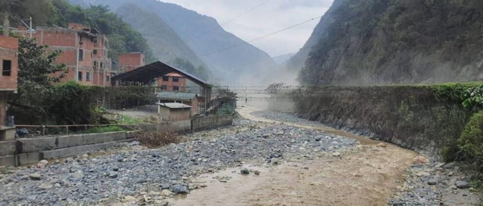 Crecida de río arrastra a mineros en Puente Villa, La Paz