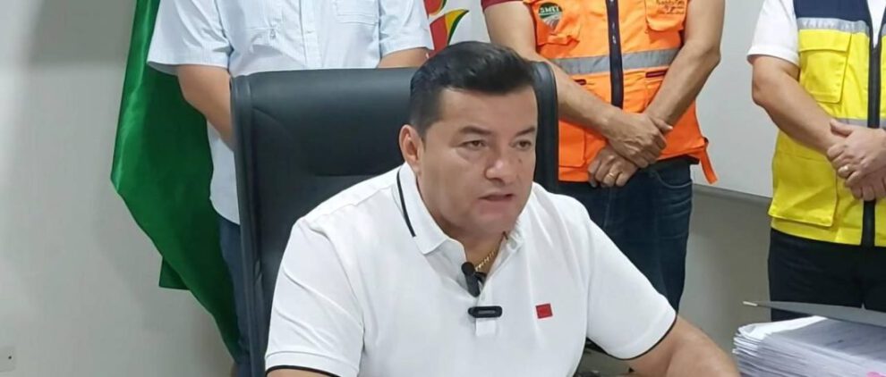 Jhonny Fernández en conferencia de prensa tras denuncia de incumplimiento de fallo constitucional