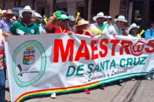 Protesta de maestros por dotación de ítems en Santa Cruz