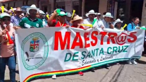 Protesta de maestros por dotación de ítems en Santa Cruz