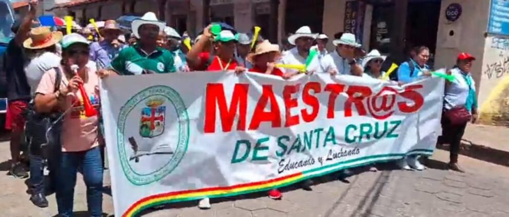 Protesta de maestros por dotación de ítems en Santa Cruz