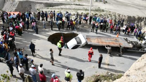 Hundimiento carretera Achocalla-Mallasilla