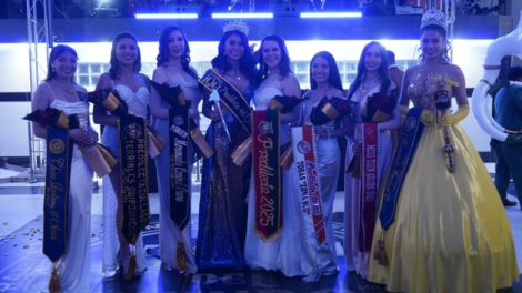 Predilecta Morenada Central Oruro, Dayana Beltrán Guarachi junto a sus damas de honor