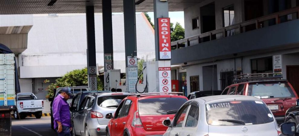 Especulación en redes sociales provoca filas en surtidores de combustible