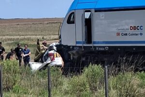 Choque entre tren y auto de la Policía en Durazno