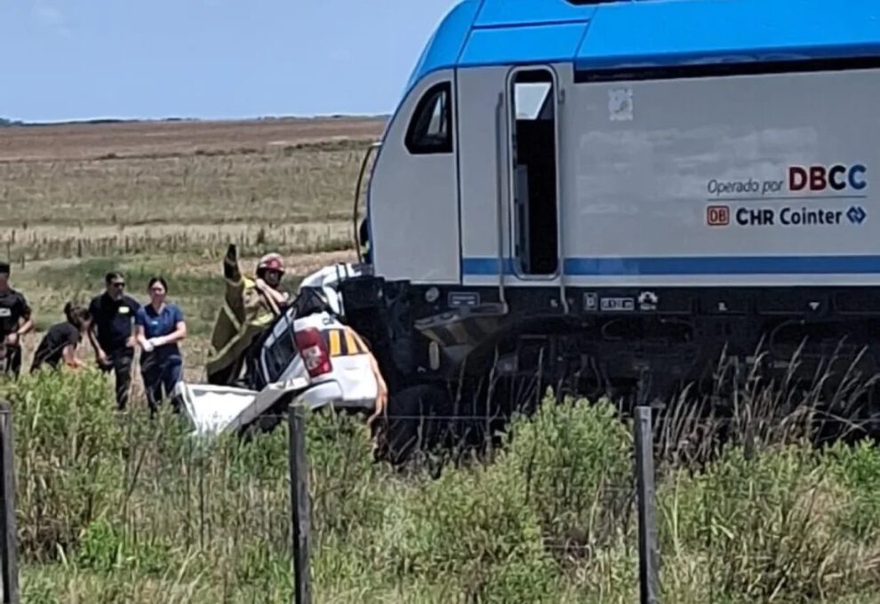 Choque entre tren y auto de la Policía en Durazno