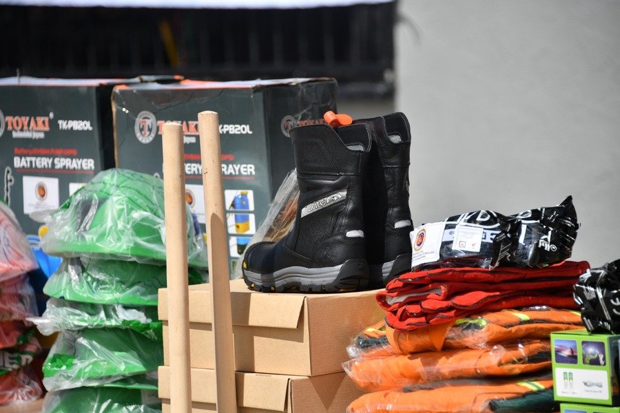 Equipos para bomberos en Bolivia para combatir incendios forestales