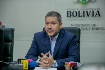 Acoso de los medios en surtidores de combustible